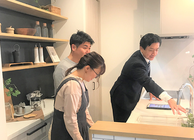 増田建設のモデルハウスをスタッフと一緒に見学する夫婦