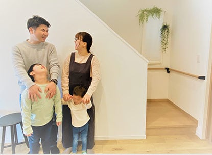 完成した一戸建て住宅にこれから住む家族