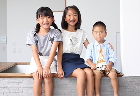 一戸建て住宅で遊ぶ子供たち